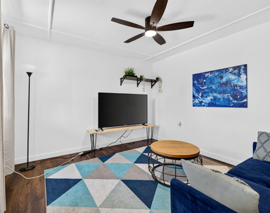 2702 Ne 9th Avenue - Photo Thumbnail 1