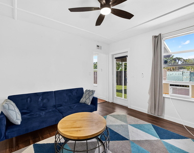 2702 Ne 9th Avenue - Photo Thumbnail 2
