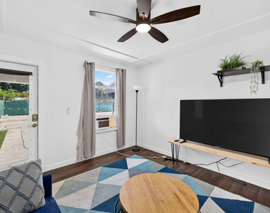 2702 Ne 9th Avenue - Photo Thumbnail 3