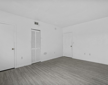 306 Nw 84th Terrace - Photo Thumbnail 4