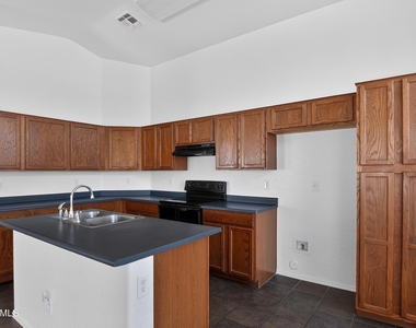 13737 W Peck Drive - Photo Thumbnail 2