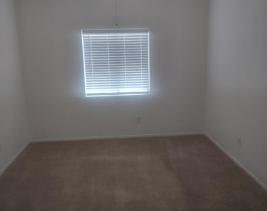 4658 E Redfield Road - Photo Thumbnail 4
