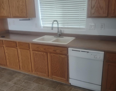 4658 E Redfield Road - Photo Thumbnail 3