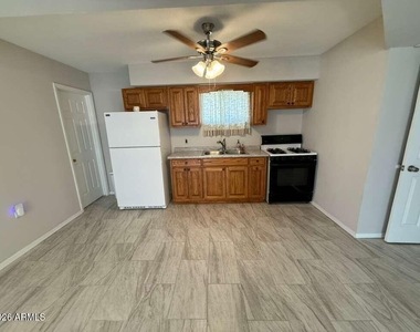 662 E Avenue - Photo Thumbnail 3