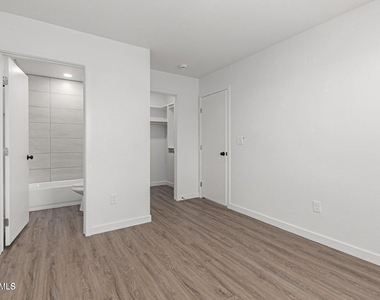 502 S Crismon Road - Photo Thumbnail 12