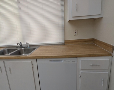 2222 Se Holland Street - Photo Thumbnail 3