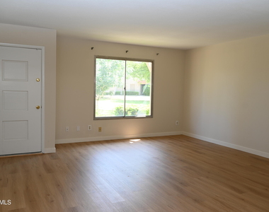 5039 N 81st Street - Photo Thumbnail 4