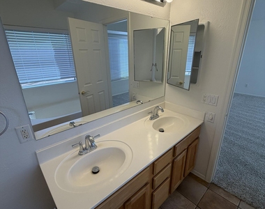 3816 S 74th Drive - Photo Thumbnail 11