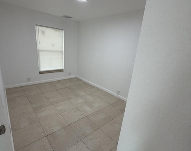 926 S F Street - Photo Thumbnail 4