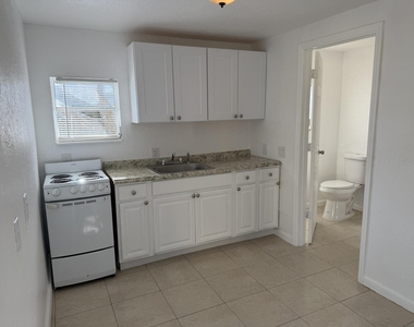 926 S F Street - Photo Thumbnail 3