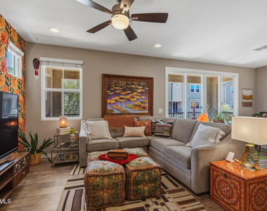 674 W Flintlock Way - Photo Thumbnail 7