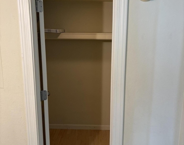 740 W Elm Street - Photo Thumbnail 8