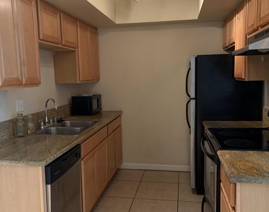 740 W Elm Street - Photo Thumbnail 4