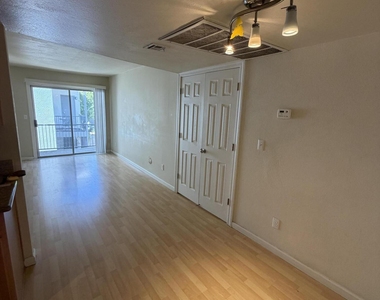 740 W Elm Street - Photo Thumbnail 5