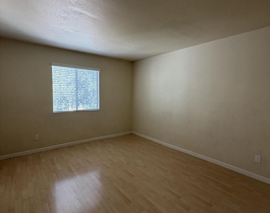 740 W Elm Street - Photo Thumbnail 12