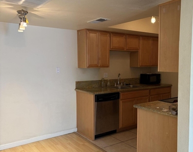 740 W Elm Street - Photo Thumbnail 3
