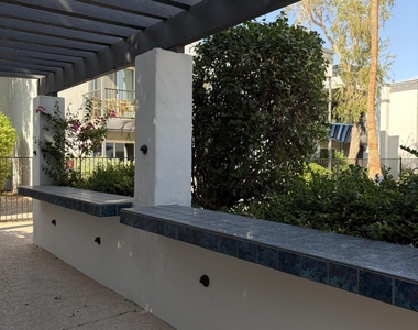 740 W Elm Street - Photo Thumbnail 20