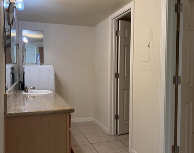 740 W Elm Street - Photo Thumbnail 7