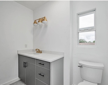 318 N E Street - Photo Thumbnail 10