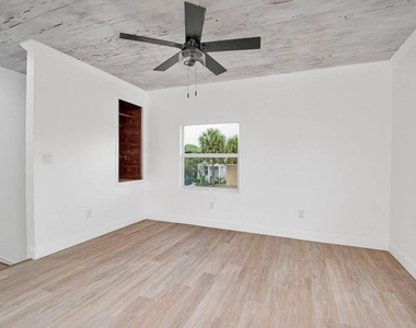 318 N E Street - Photo Thumbnail 8