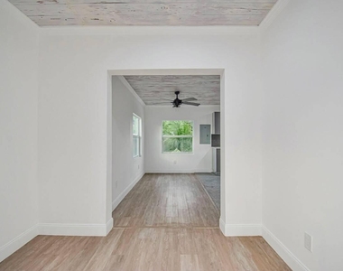 318 N E Street - Photo Thumbnail 9