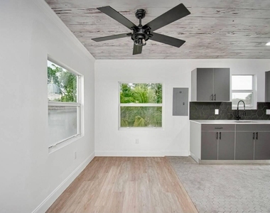 318 N E Street - Photo Thumbnail 1