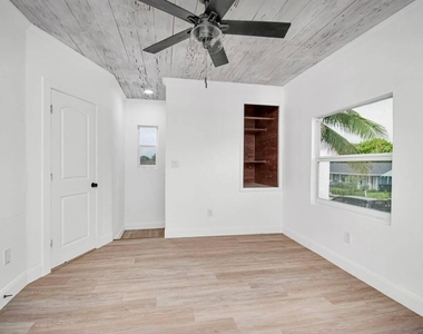 318 N E Street - Photo Thumbnail 2