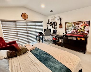 1081 Wilshire Circle E - Photo Thumbnail 11