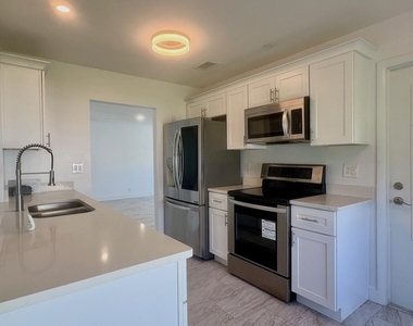 1590 Sw 14th Avenue - Photo Thumbnail 3
