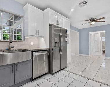 2707 Bahama Drive - Photo Thumbnail 4