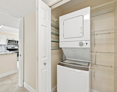 3661 Via Poinciana - Photo Thumbnail 14