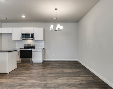 653 Blackland Drive - Photo Thumbnail 3
