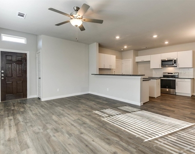 653 Blackland Drive - Photo Thumbnail 2