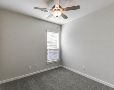 653 Blackland Drive - Photo Thumbnail 7