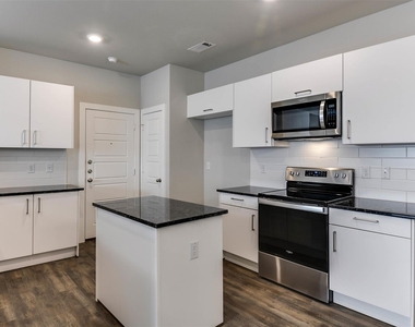 653 Blackland Drive - Photo Thumbnail 5