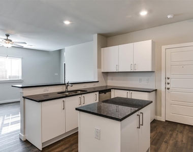 653 Blackland Drive - Photo Thumbnail 6
