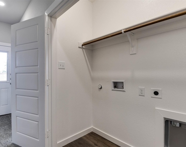 653 Blackland Drive - Photo Thumbnail 9