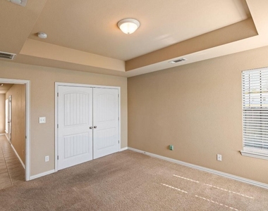 2210 Kaitlyn Circle - Photo Thumbnail 8