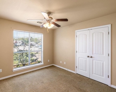 2210 Kaitlyn Circle - Photo Thumbnail 7