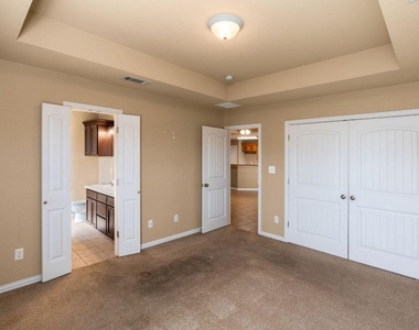 2210 Kaitlyn Circle - Photo Thumbnail 6
