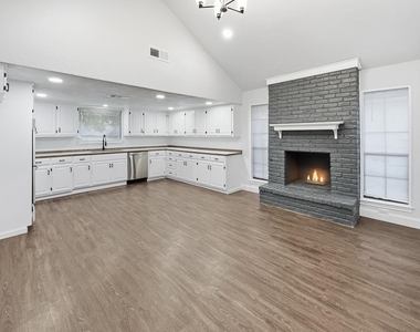 2409 Castle Street - Photo Thumbnail 4