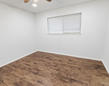 2409 Castle Street - Photo Thumbnail 20