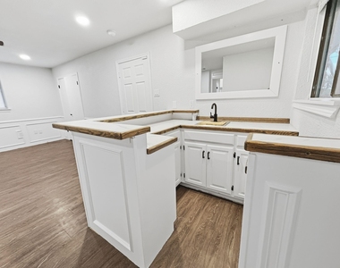 2409 Castle Street - Photo Thumbnail 15