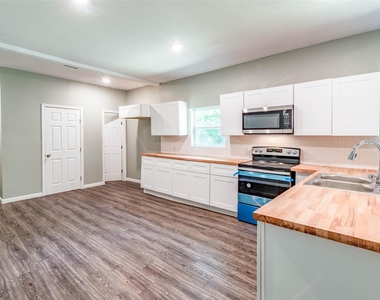 1457 W Austin Street - Photo Thumbnail 3