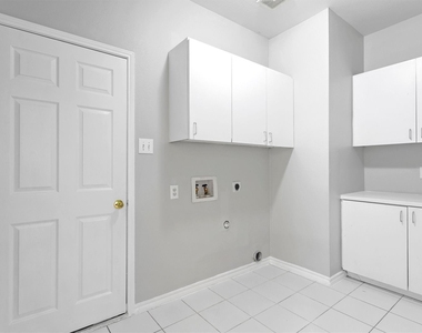 3803 Farmington Drive - Photo Thumbnail 7