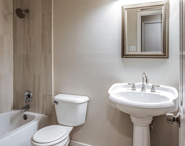 1561 Knottingham Drive - Photo Thumbnail 15