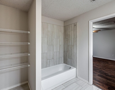 1561 Knottingham Drive - Photo Thumbnail 20
