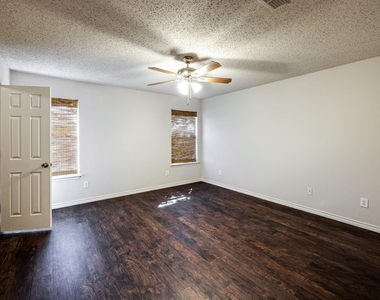 1561 Knottingham Drive - Photo Thumbnail 16