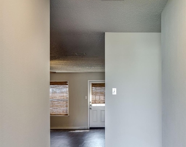 1561 Knottingham Drive - Photo Thumbnail 3