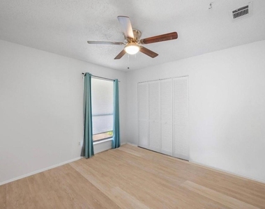 807 Fondren Drive - Photo Thumbnail 11